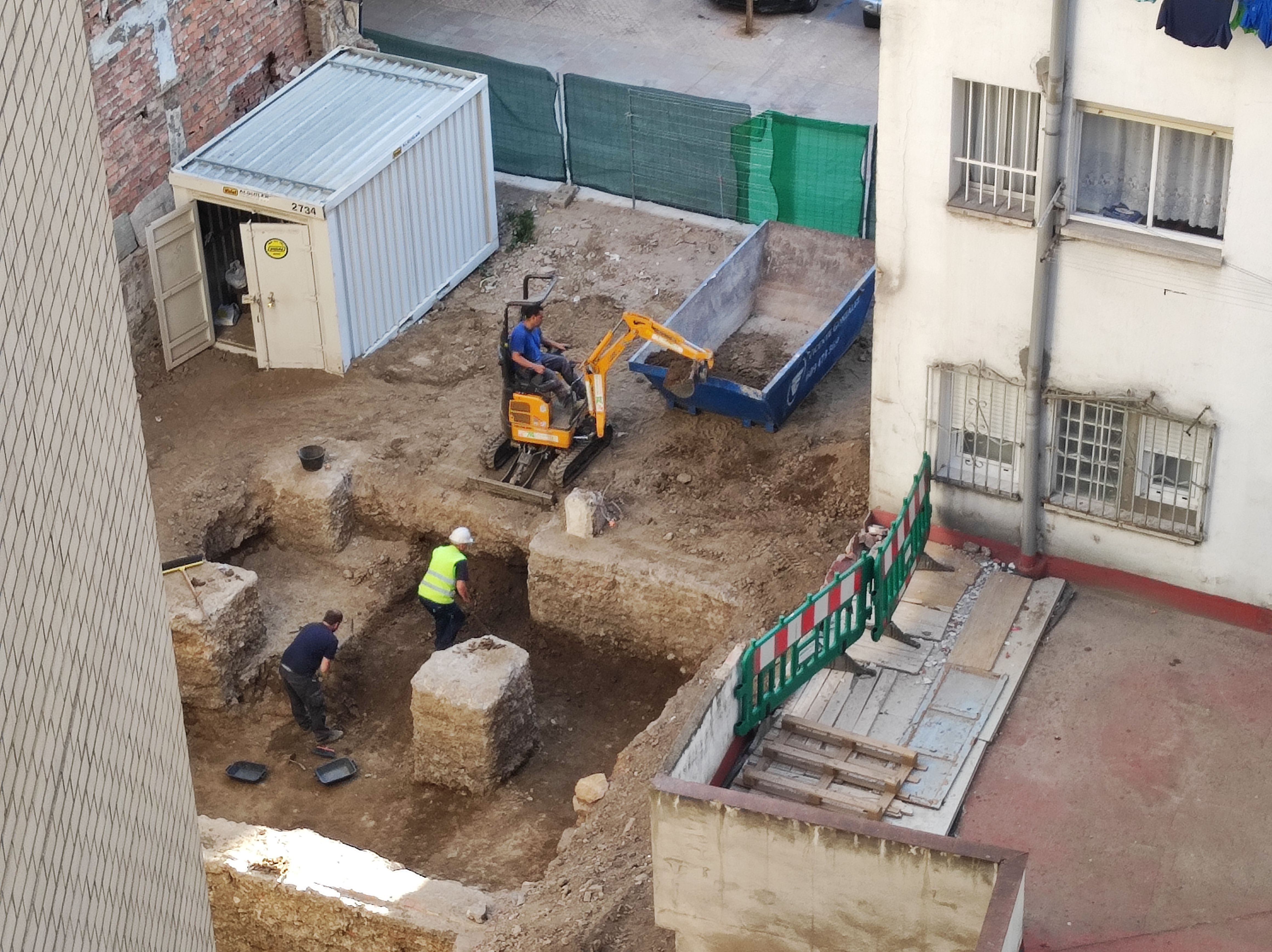 Los operarios trabajan desde hace varios días sobre el solar ubicado en la calle Santa Ana.  | M.H.