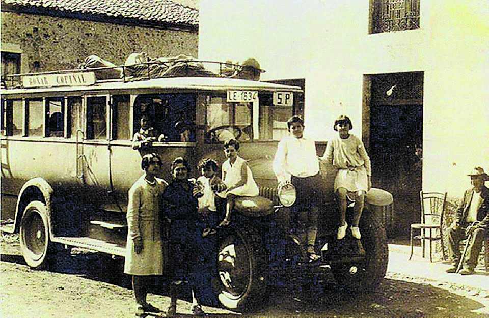 Catalina García rodeada de sus hijos delante de aquel primer autobús conducido por una mujer que hacía la linea de Cofiñal.| DEL LIBRO ‘PERSONAJES LEONESES’