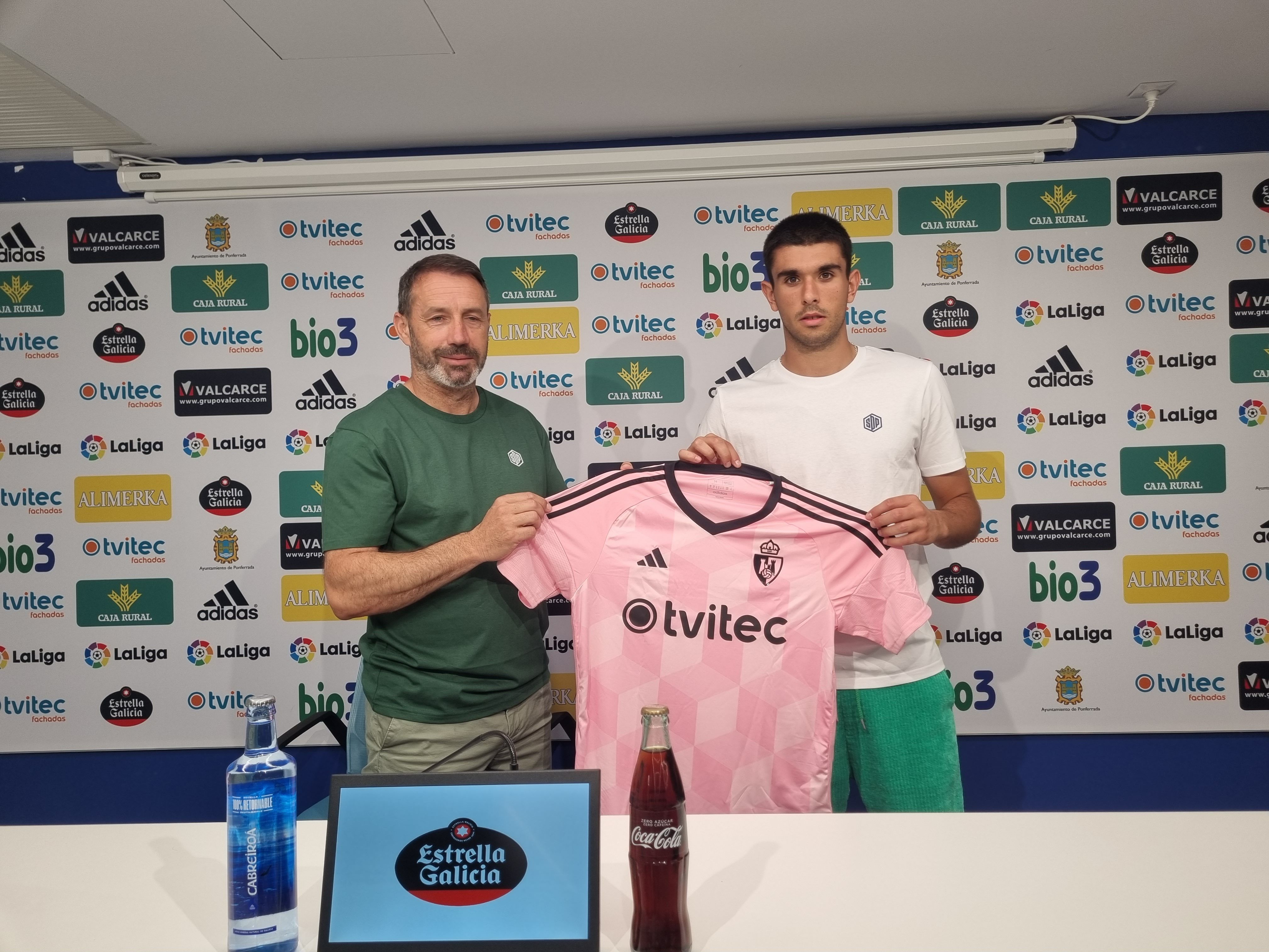 Miguel Ángel 'Mangel' posando con la camiseta de la Deportiva junto a José Sietes | LNC