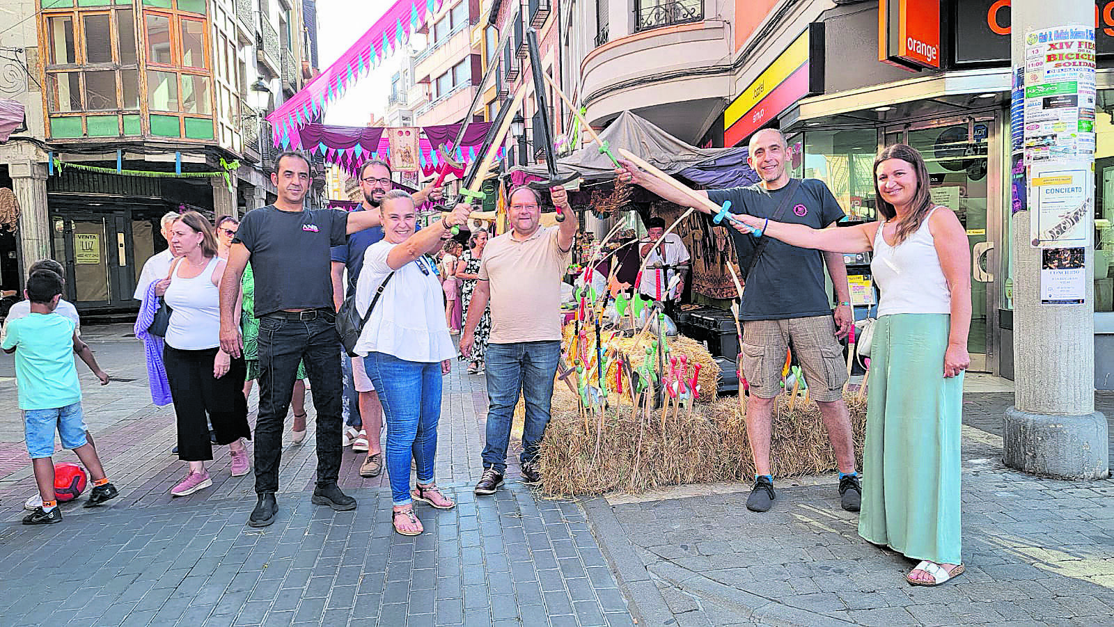 Imagen de la apertura del Mercado Medieval de La Bañeza. | ABAJO