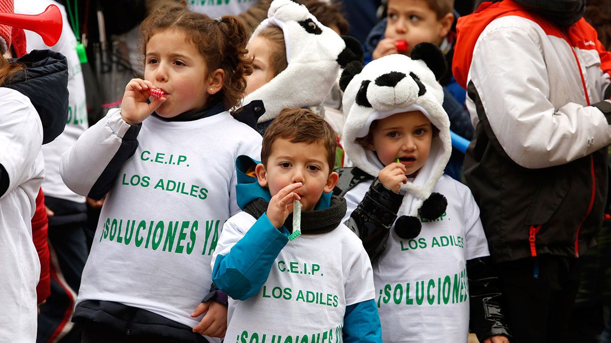 Manifestación de padres y alumnos del Colegio Público Los Adiles de Villaobispo (León) para exigir la mejora del centro. | CARLOS S. CAMPILLO (ICAL)