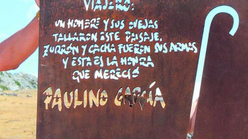 Placa colocada en recuerdo de Paulino. | FÉLIX GARCÍA