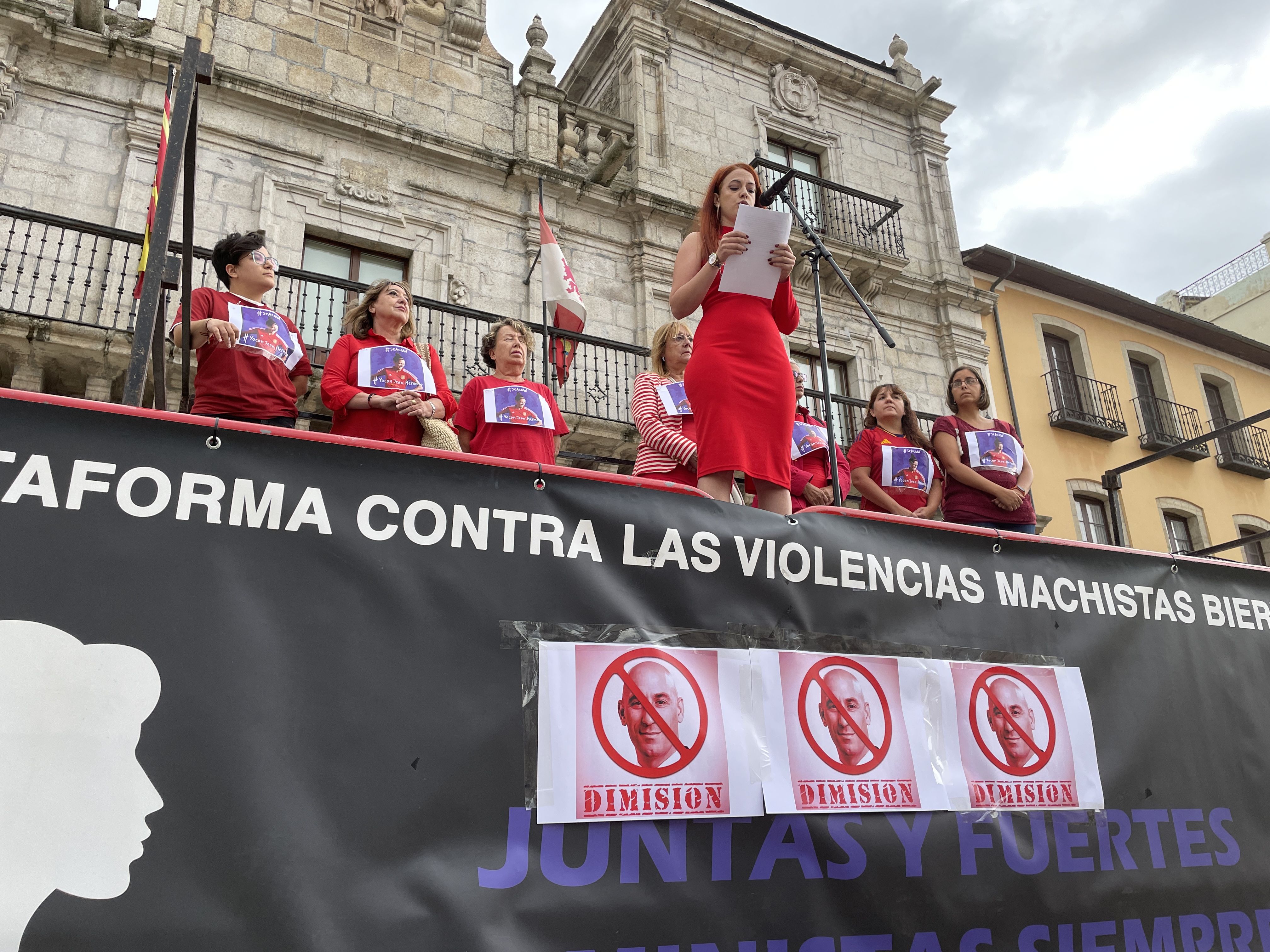 Lectura del manifiesto a cargo de la exconcejala Lorena González. | Javier Fernández