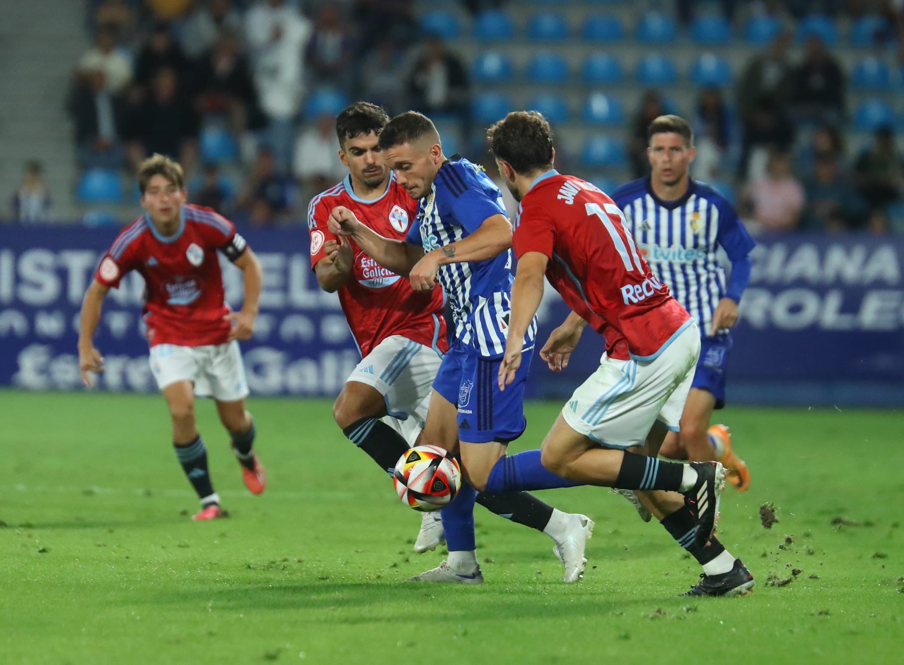 David Soto regateando a dos rivales ante del Celta Fortuna. |SDP