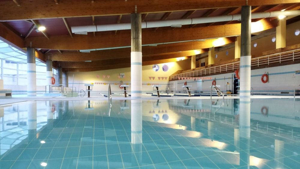 Imagen del interior de las instalaciones de las piscinas climatizadas del Toralín.