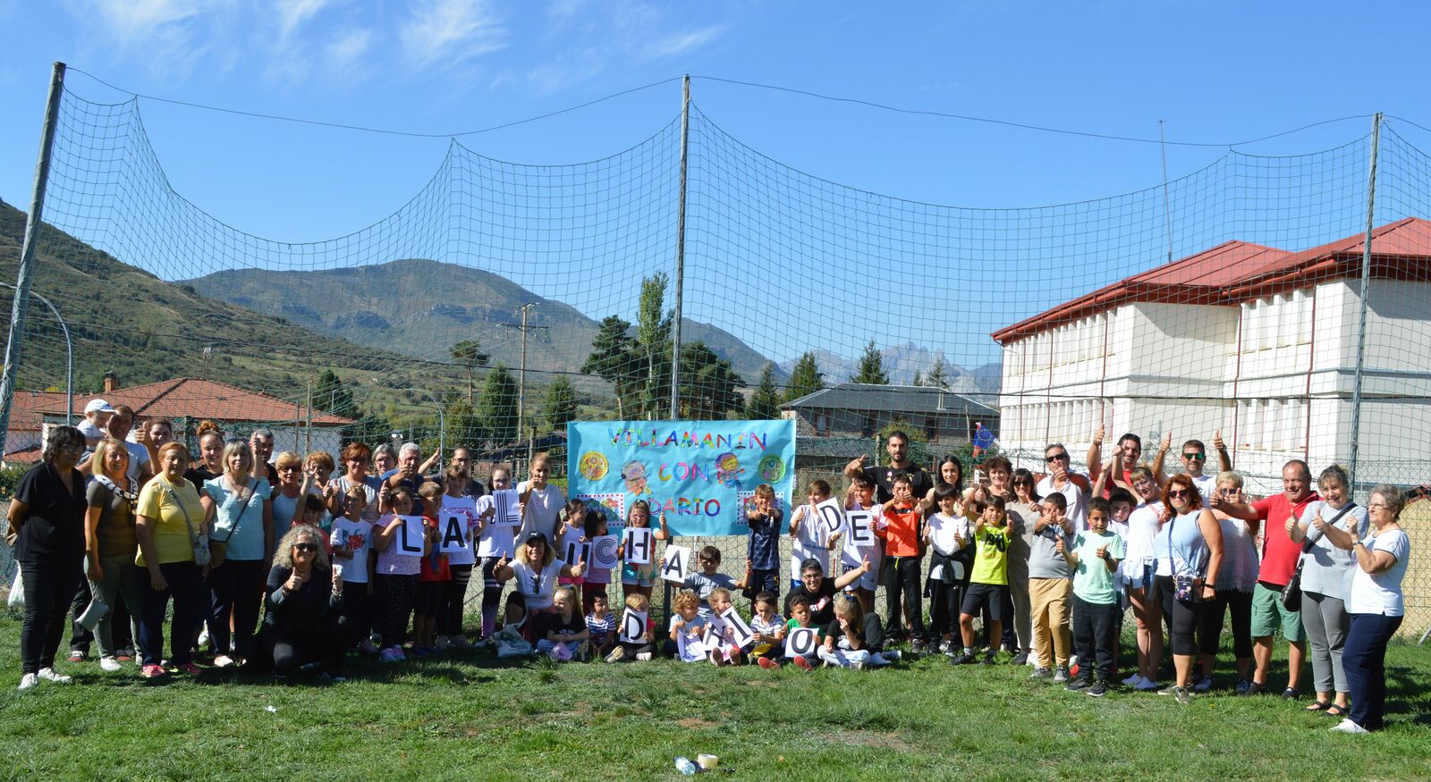 Un buen número de padres se sumaron a los niños del colegio Santa María de Arbas de Villamanín. | CP VILLAMANÍN