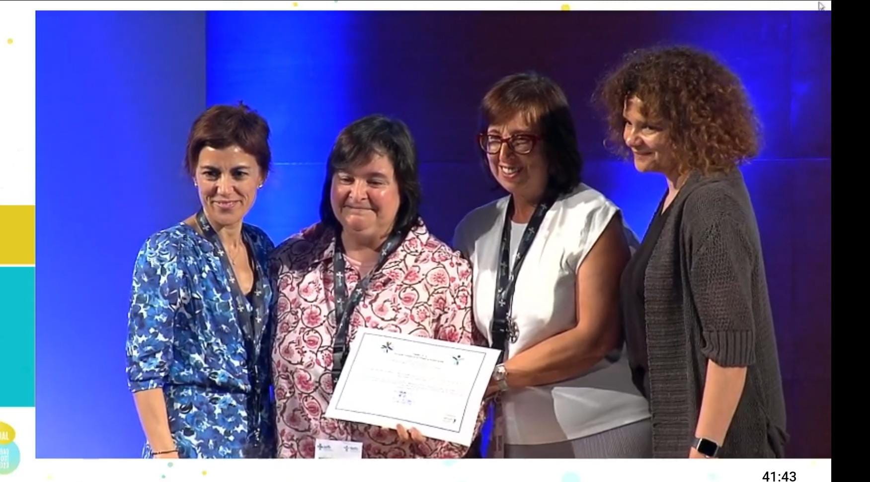 Momento de entrega del reconocimiento en el Congreso celebrado en Bilbao.