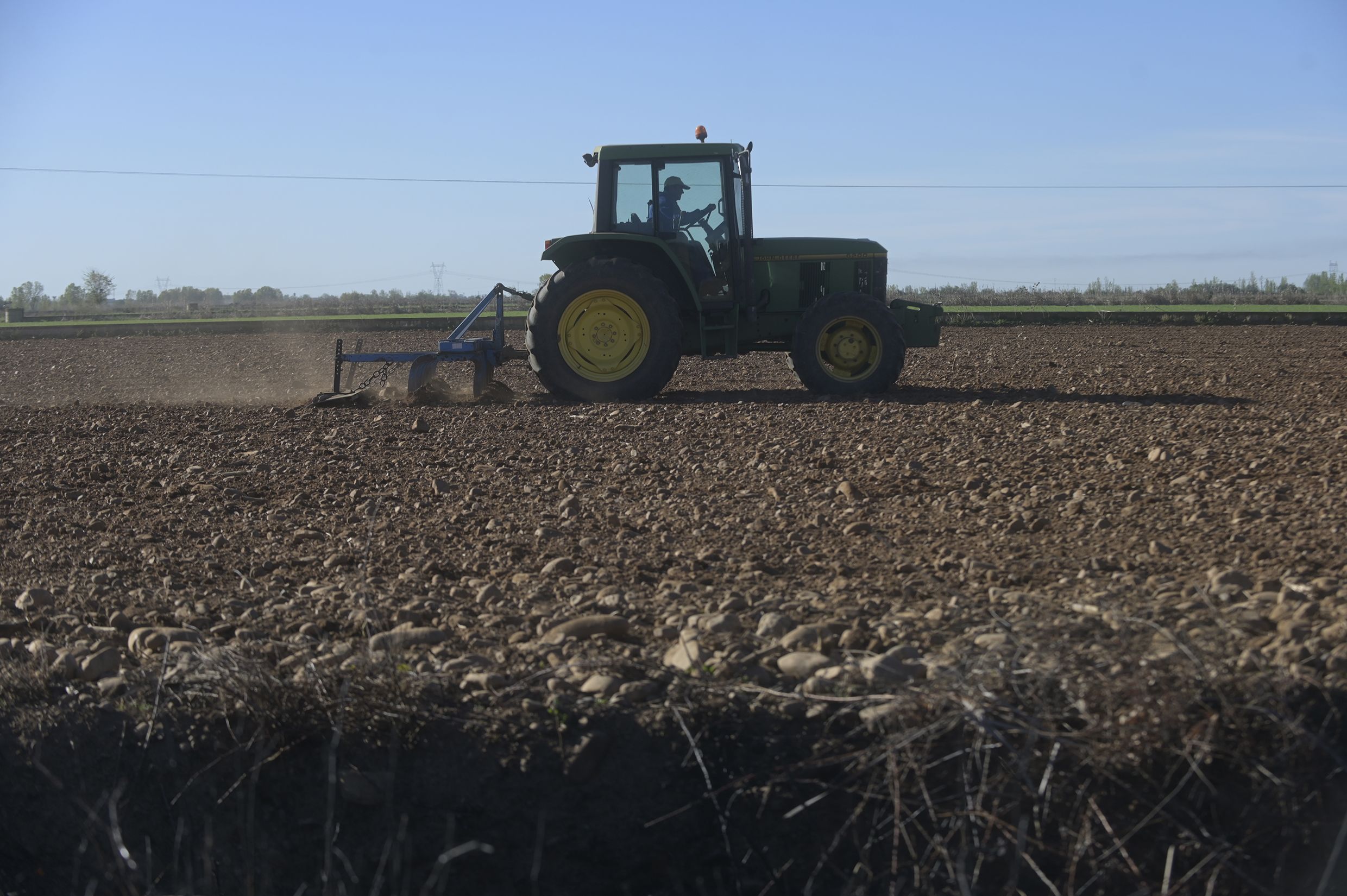 Foto de archivo de un agricultor trabajando en una explotación agraria de la provincia. | JESÚS F. SALVADORES