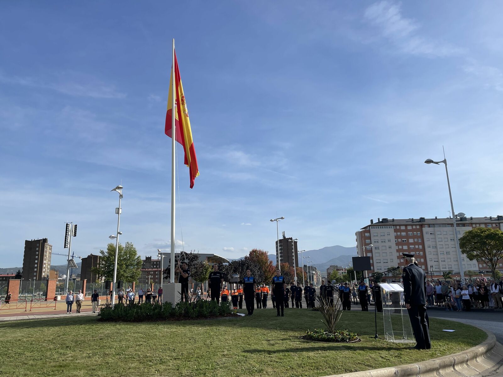 Momento del izado de la bandera de España junto al cuartel de la Guardia Civil. | Javier Fernández