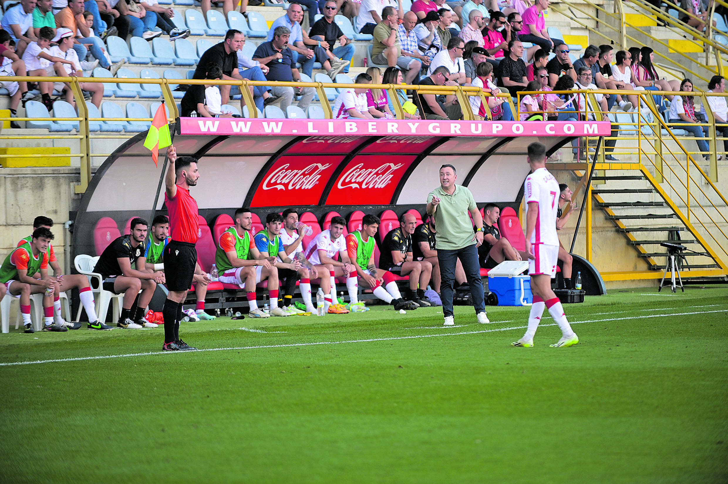 Raúl Llona, en el banquillo de la Cultural en el último partido. | MAURICIO PEÑA