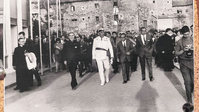 El titular de Educación en el curso 72-73, Villar Palasí, y el gobernador civil, Ameijide Aguiar, acudieron a la solemne inauguración del nuevo instituto de La Robla. El ministro recibió la medalla de la villa y afirmó en el acto que ««no hay que dar discursos sino aulas».