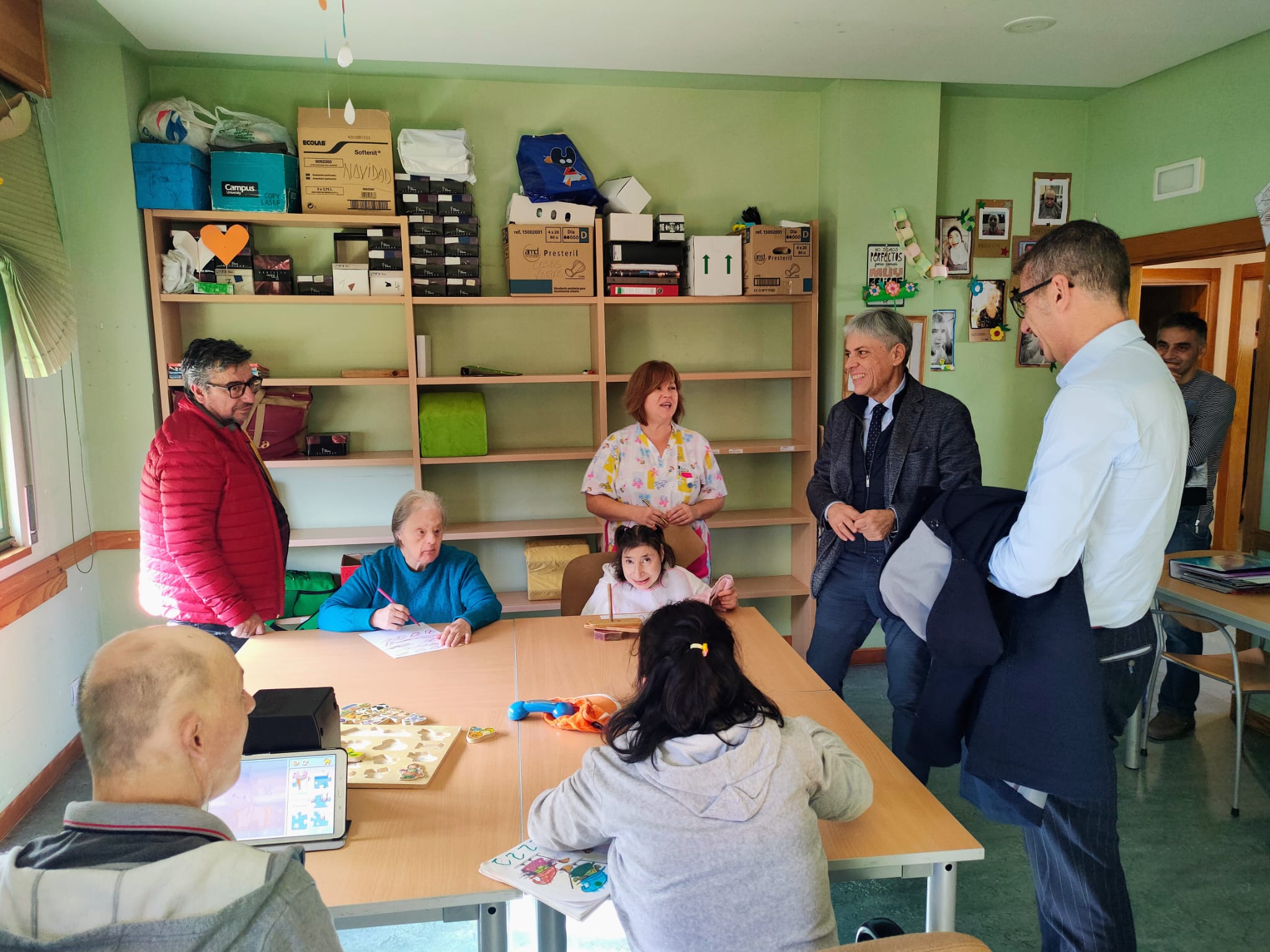 Eduardo Diego visita el Centro de Asprona en Armunia. | L.N.C.