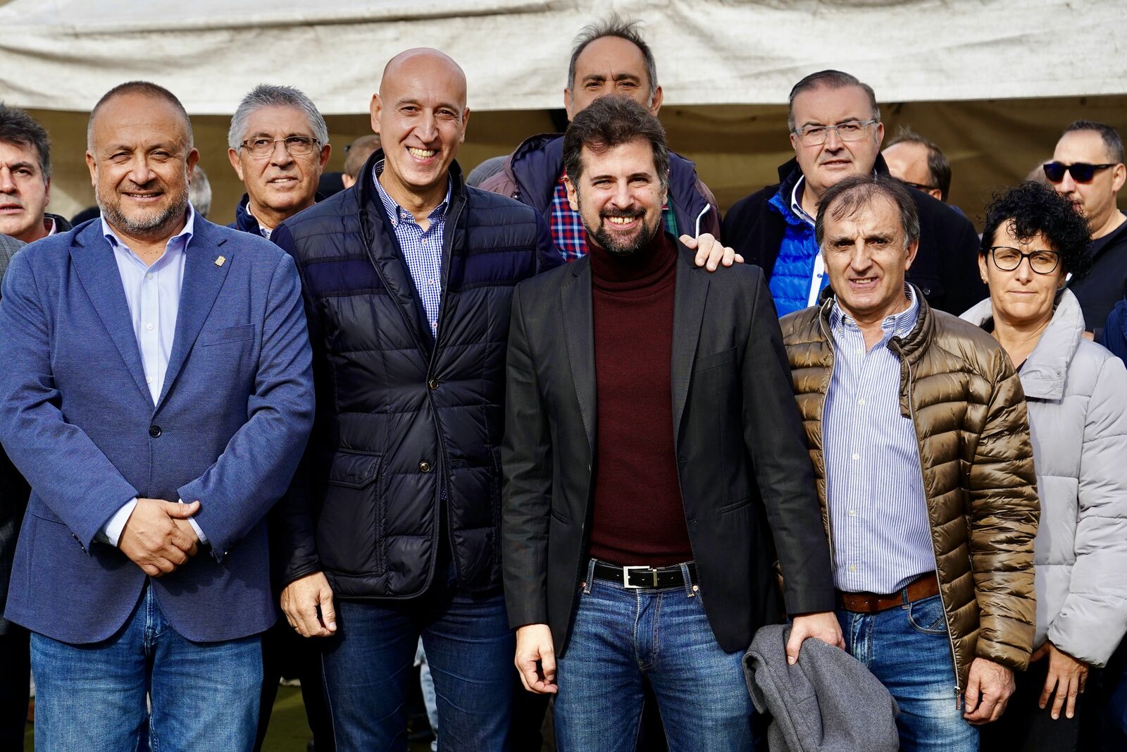 Tudanca, acompañado por líderes del PSOE de León y de UPL (Diputación), en Vegacervera este domingo. | ICAL