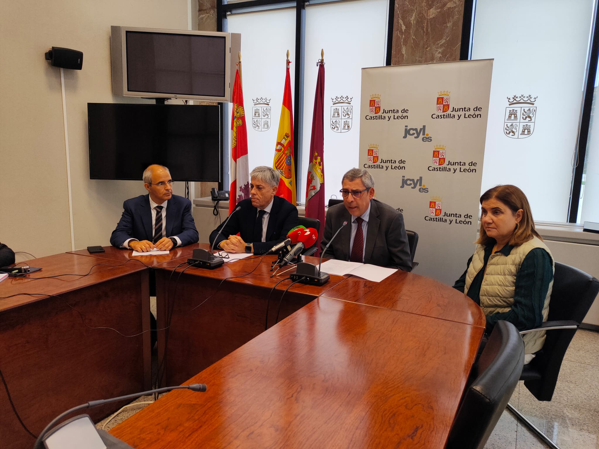 Nuevo director provincial de Educación, Alberto Natal, a la izquierda, en la presentación de este martes. | L.N.C.