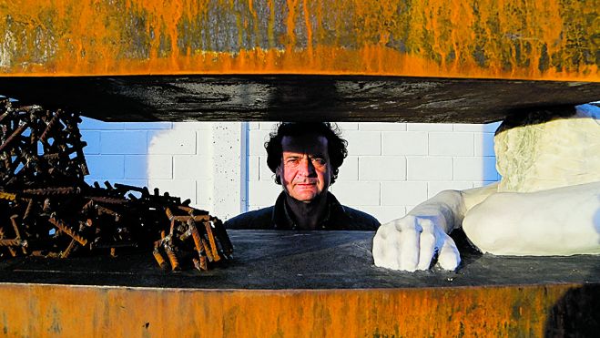 Amancio González posando junto a la escultura ‘La ventana’ inaugurada en el cementerio de Algadefe. | MAURICIO PEÑA