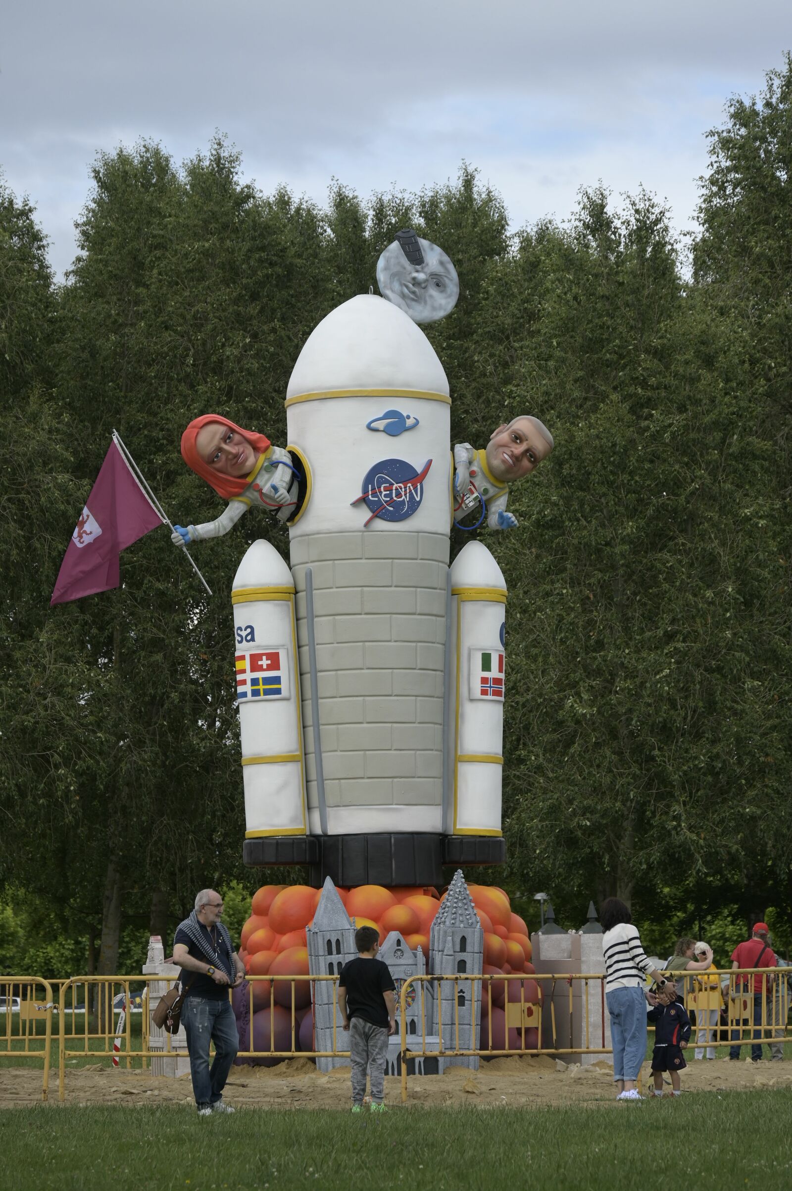 Una estructura en homenaje a los dos astronautas fue la protagonista de la Hoguera de San Juan.