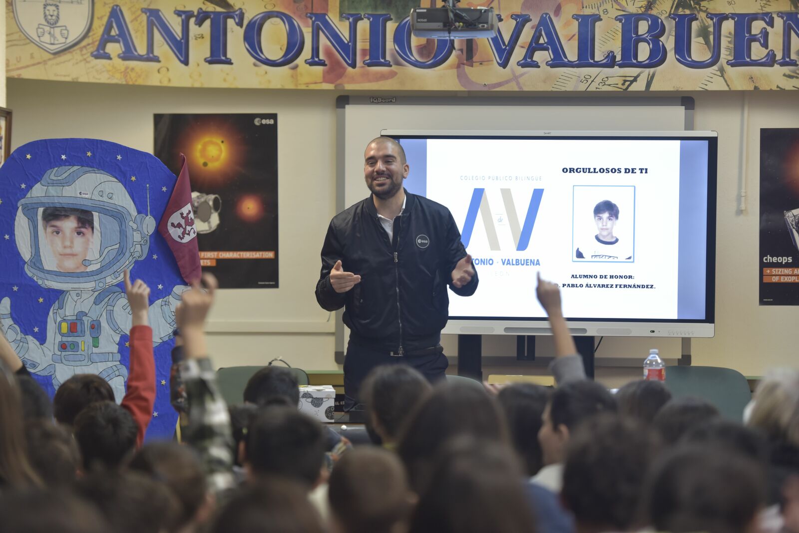 El Ceip Antonio Valbuena hizo un homenaje a su exalumno, Pablo Álvarez, el 1 de marzo.