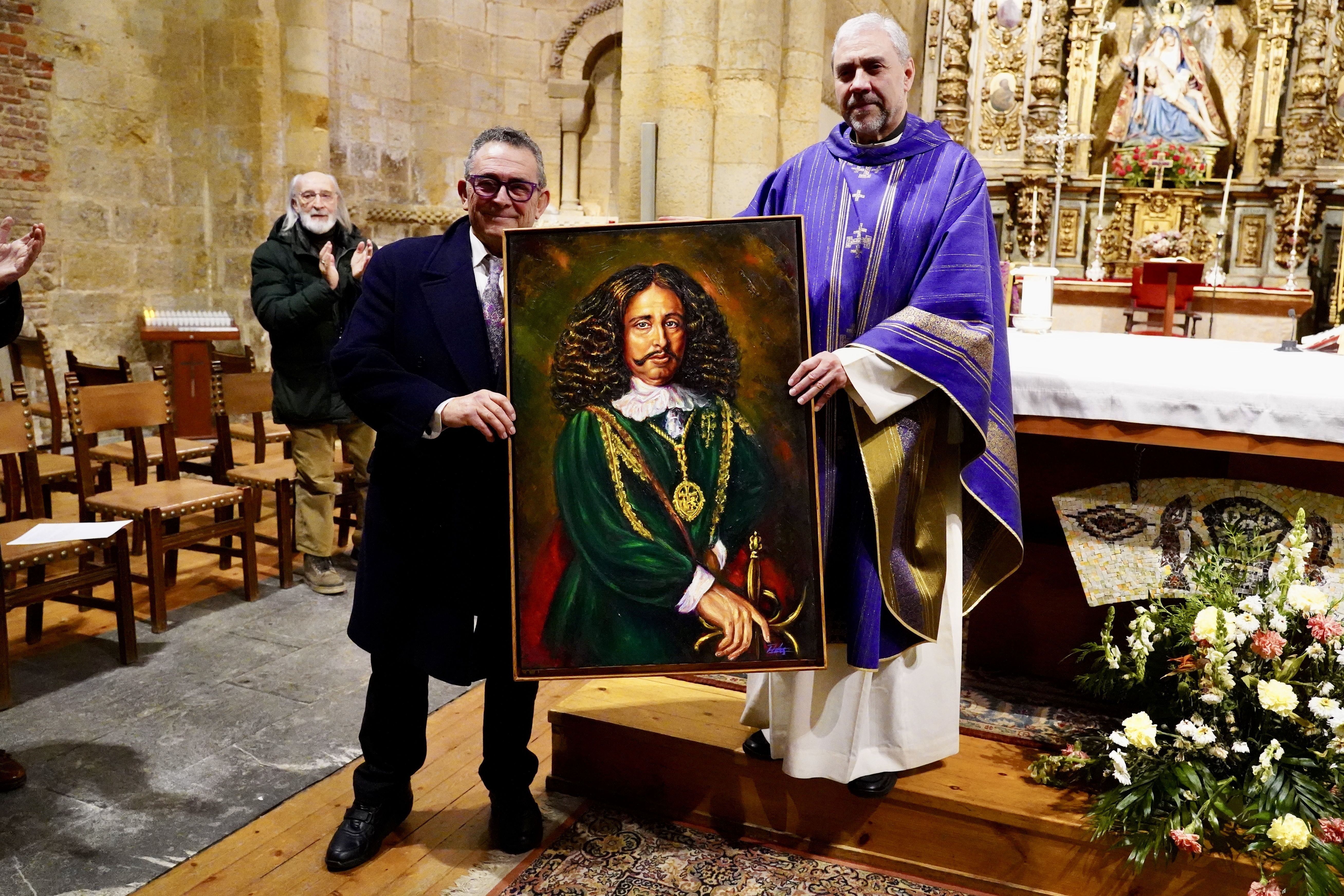 La parroquia del Mercado recibe dos cuadros del pintor leonés Luis Zotes. | CAMPILLO (ICAL)