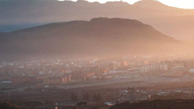 Silueta del monte Pajariel desde el Montecastro, con los últimos rayos de sol iluminando la ciudad de Ponferrada.