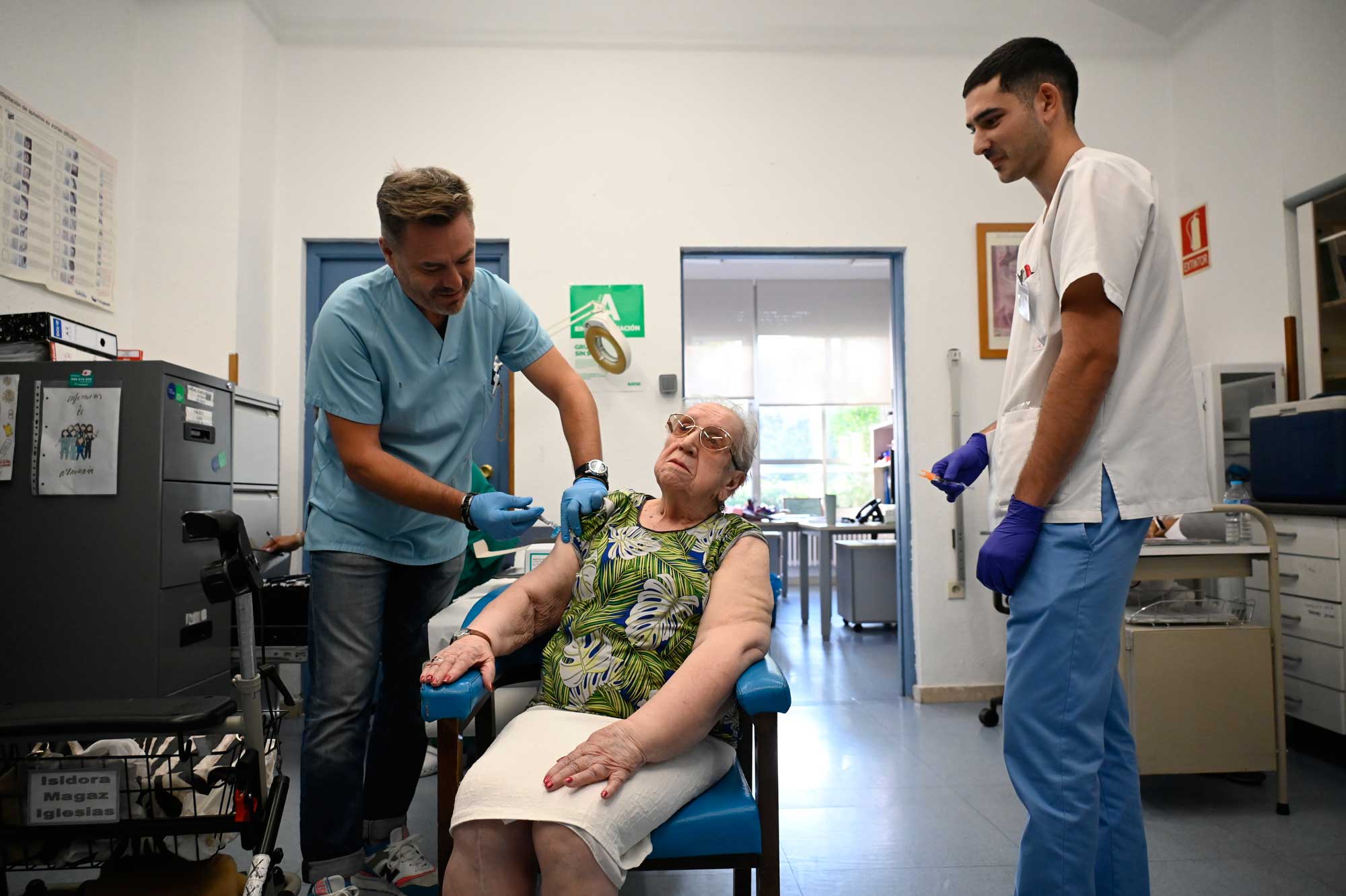 Vacuna de la gripe en un centro de salud de León. | SAÚL ARÉN