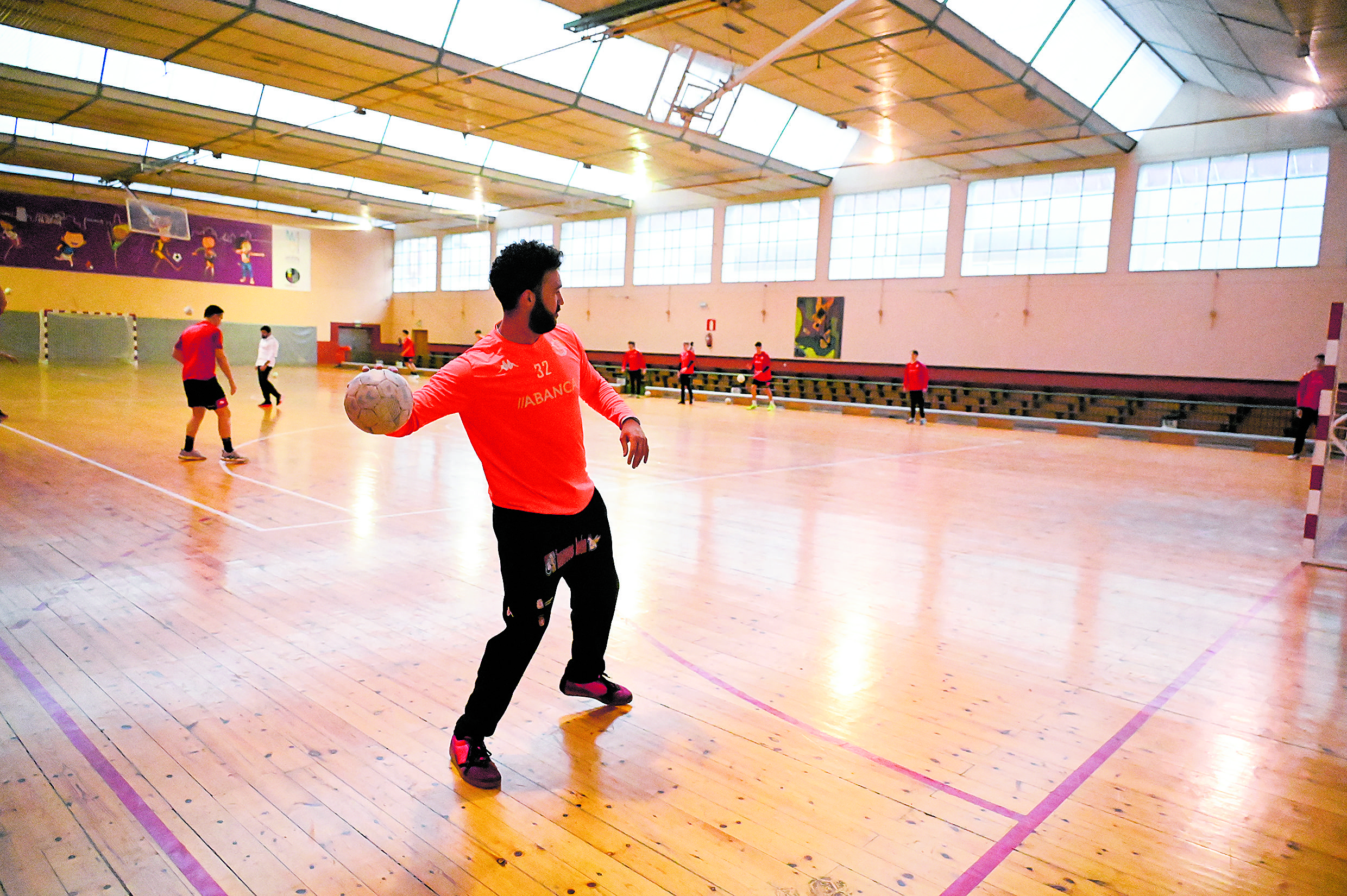 Un entrenamiento de la primera plantilla del Ademar en el CHF. | SAÚL ARÉN