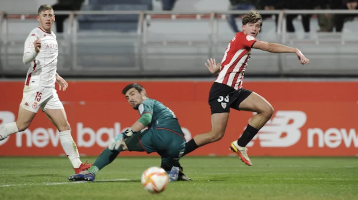 Luis Bilbao le marca un gol a la Cultural con el filial del Athletic. | ATHLETIC