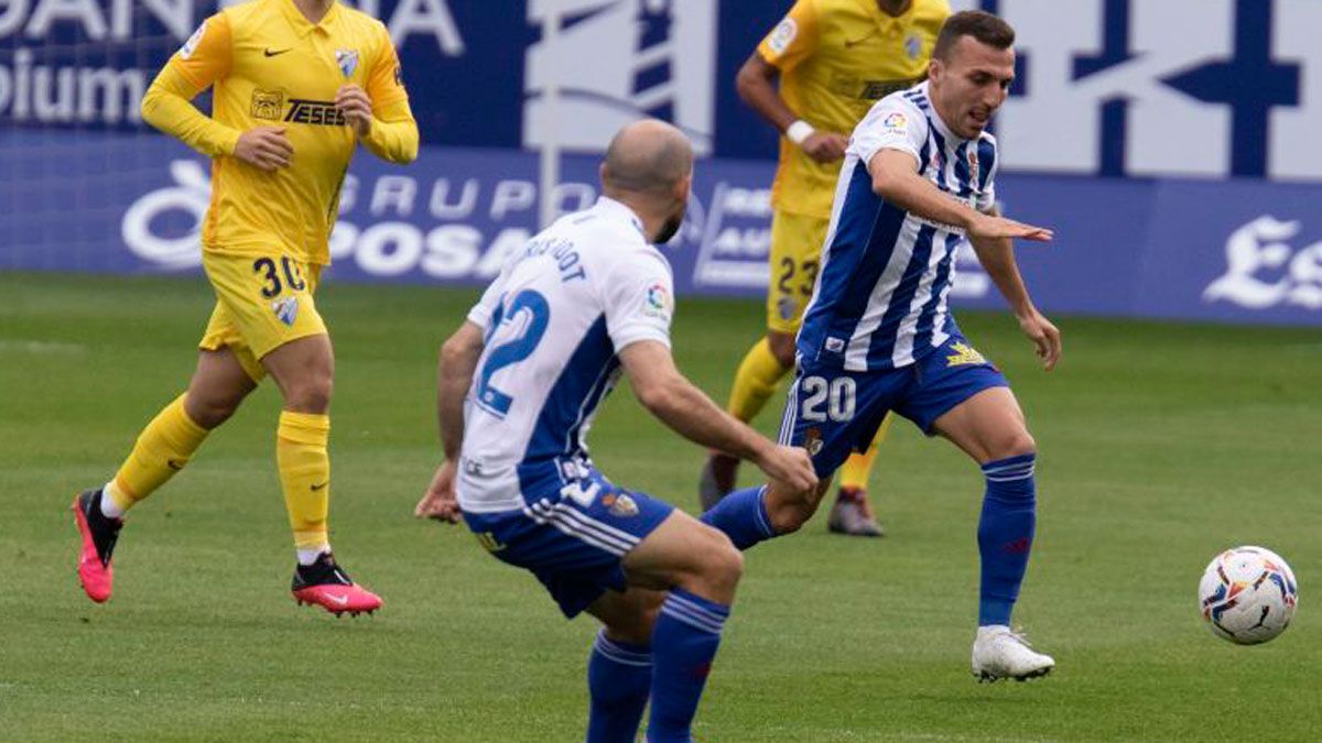 Pablo Valcarce se dispone a disparar a portería. | LALIGA