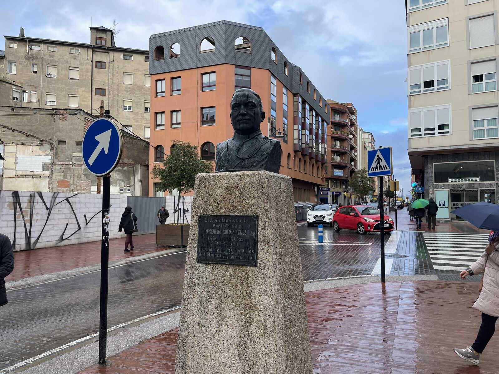 Nueva ubicación del busto del general Gómez Núñez en Ponferrada. | Javier Fernández