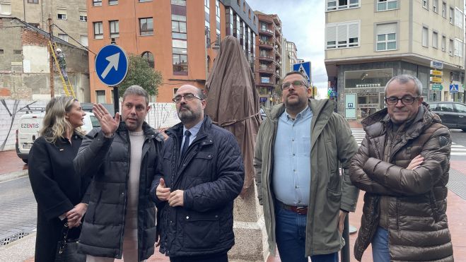 Integrantes del equipo de gobierno municipal antes de descubrir el busto. | Javier Fernández