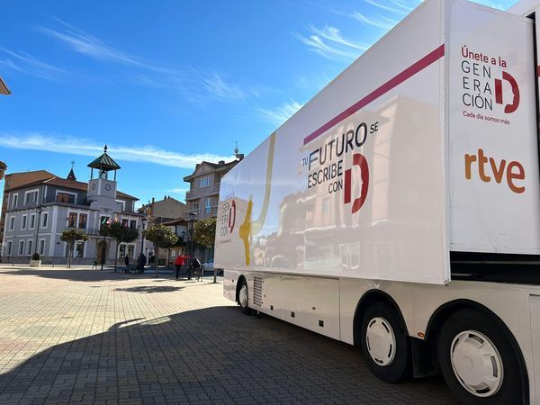 El autobús de Radio Televisión Española, RTVE, en La Robla. | AYTO. LA ROBLA