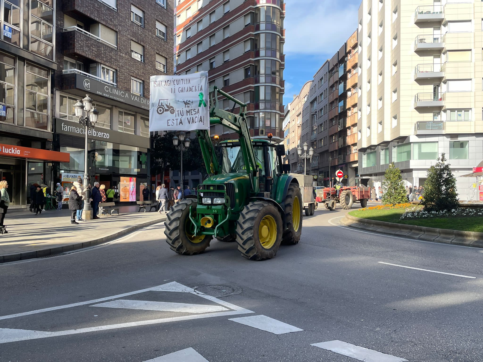 Tractores en marcha reivindicativa por Ponferrada. | JAVIER FERNÁNDEZ