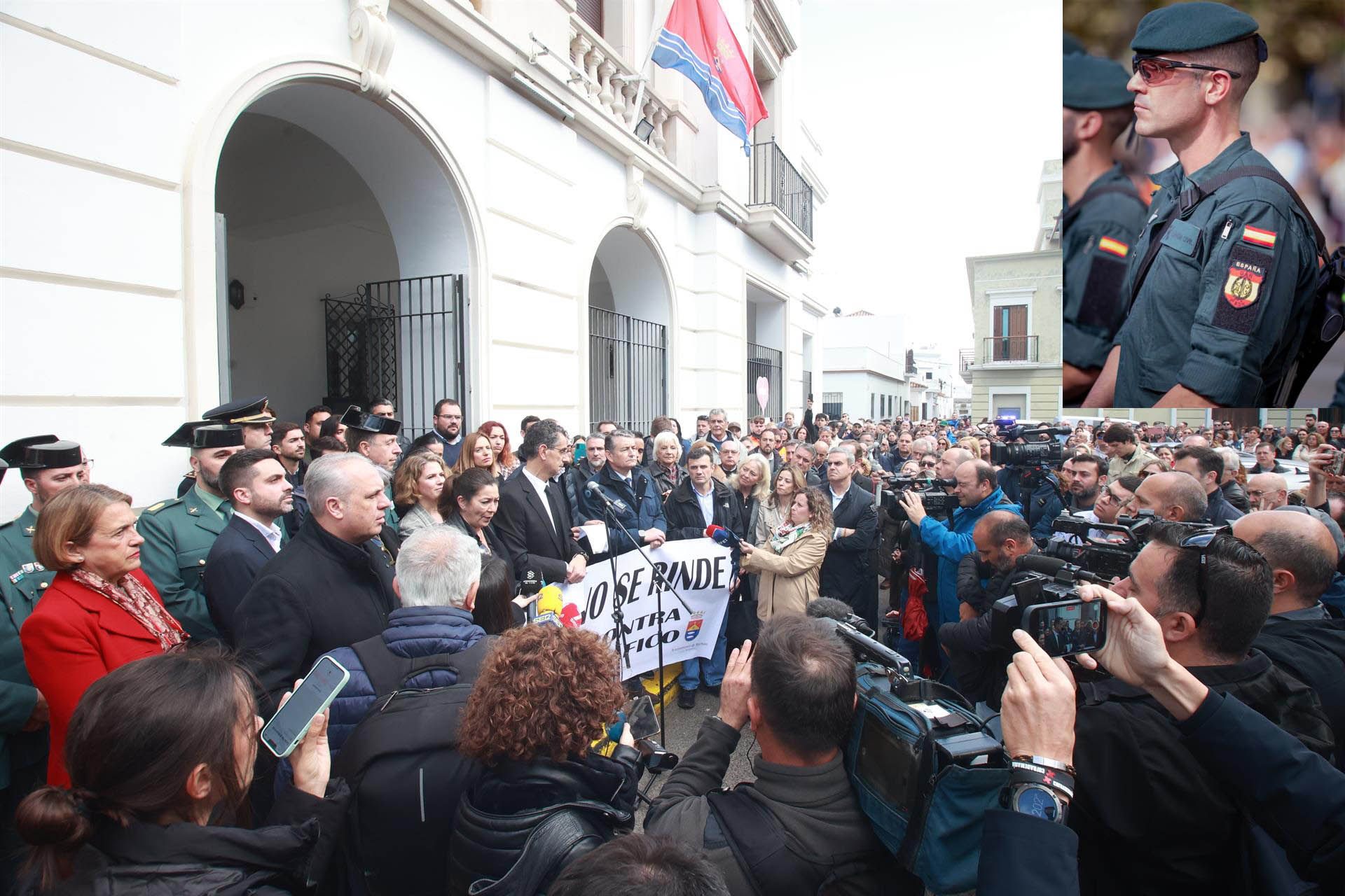 Cientos de vecinos se concentran ante el Ayuntamiento de Barbate por la muerte de dos agentes de la Guardia Civil. | EUROPA PRESS 