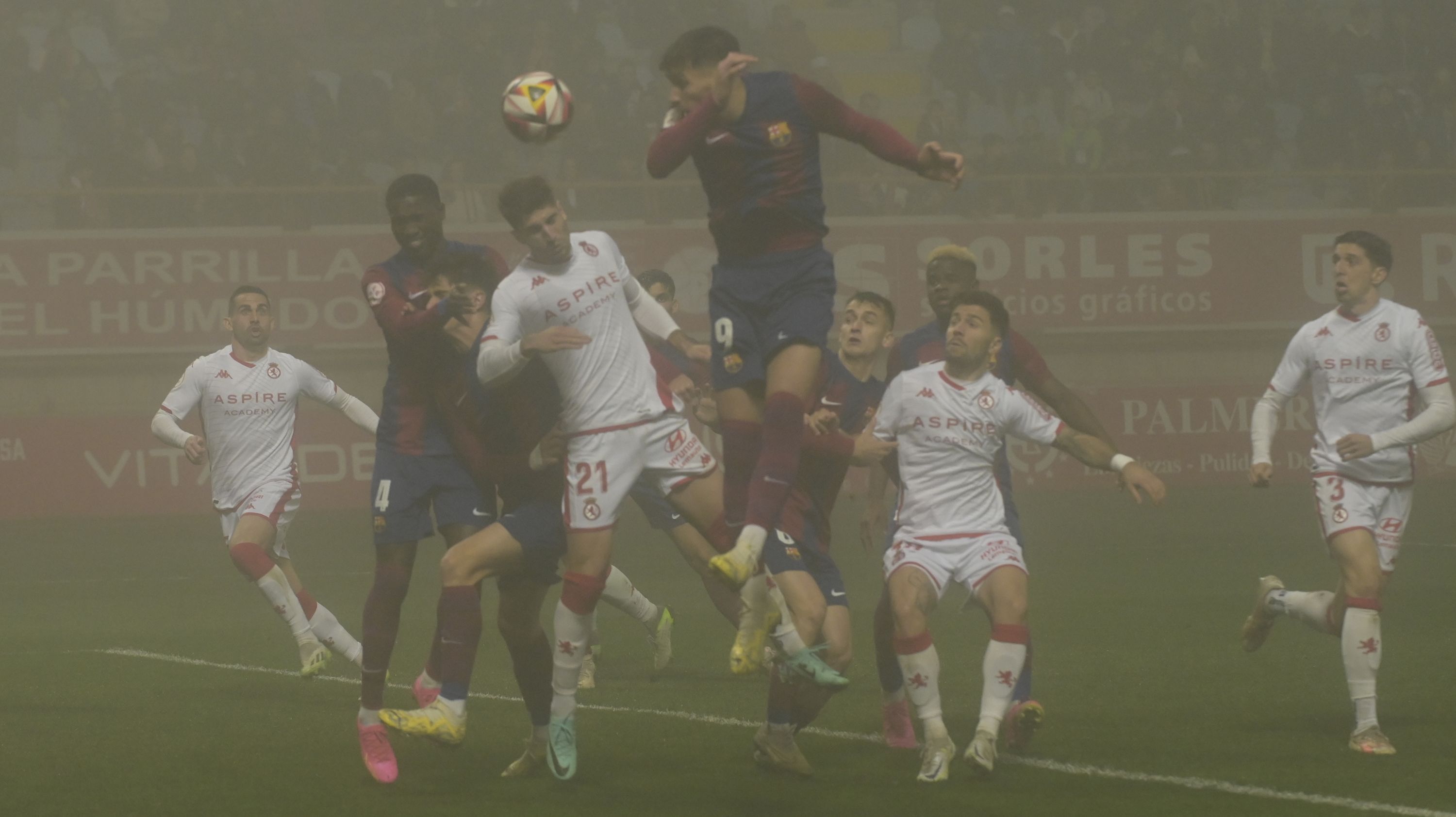 Percan cabecea durante el partido con el Barcelona B en el Reino de León. | MAURICIO PEÑA