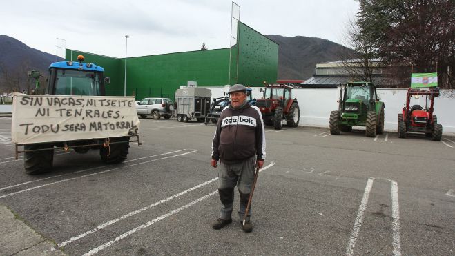 Uno de los participantes en la protesta. | CÉSAR SÁNCHEZ (ICAL)