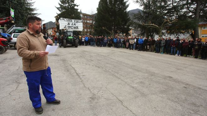 Un instante de la protesta en Villablino durante la lectura del manifiesto.| CÉSAR SÁNCHEZ (ICAL)