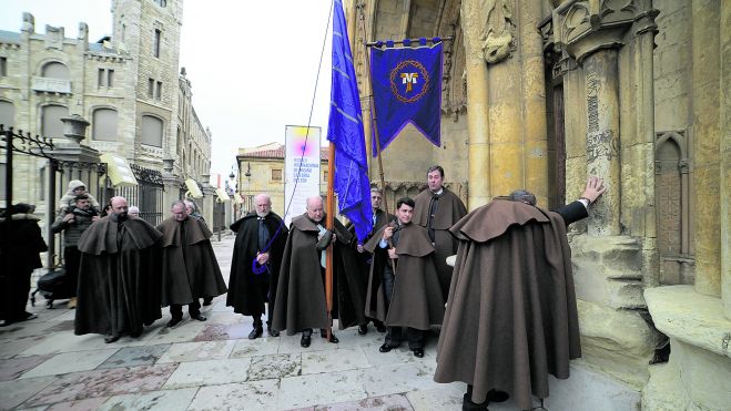 El recién elegido Mayordomo de la Cofradía de la Expiración y el Silencio jura su cargo en el Locus apellationis de la Catedral de León. |MAURICIO PEÑA