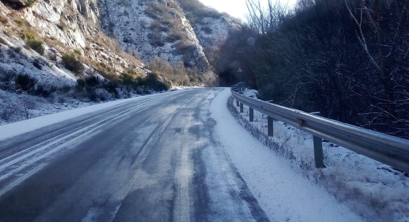 Imagen archivo de una carretera con nieve. | E. Niño