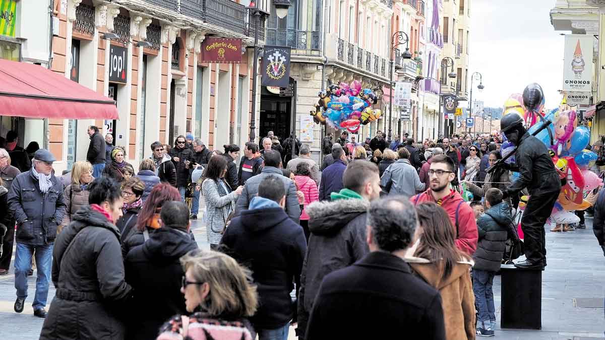 Vista general de la calle Ancha, que ha estado un año más abarrotada de vecinos y visitantes durante toda la Semana Santa para disfrutar de las procesiones. | DANIEL MARTÍN