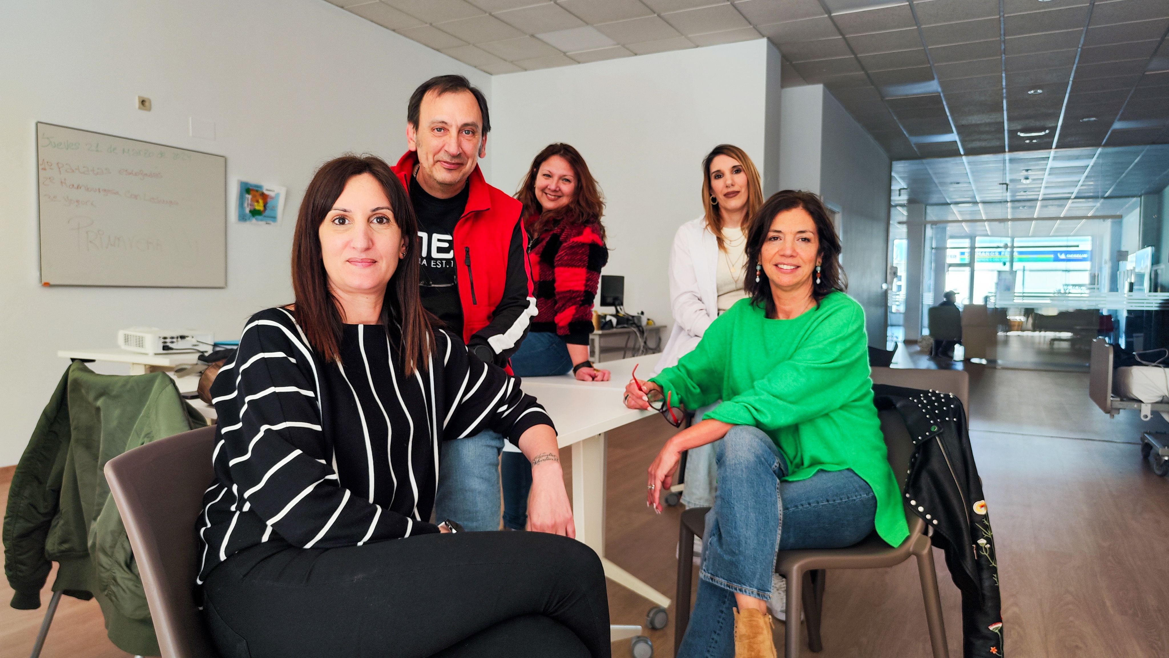 Sandra, Manuel, Lourdes, Carmen y Rosany, alumnos del Programa Mixto de Formación y Empleo de Asprona Bierzo.