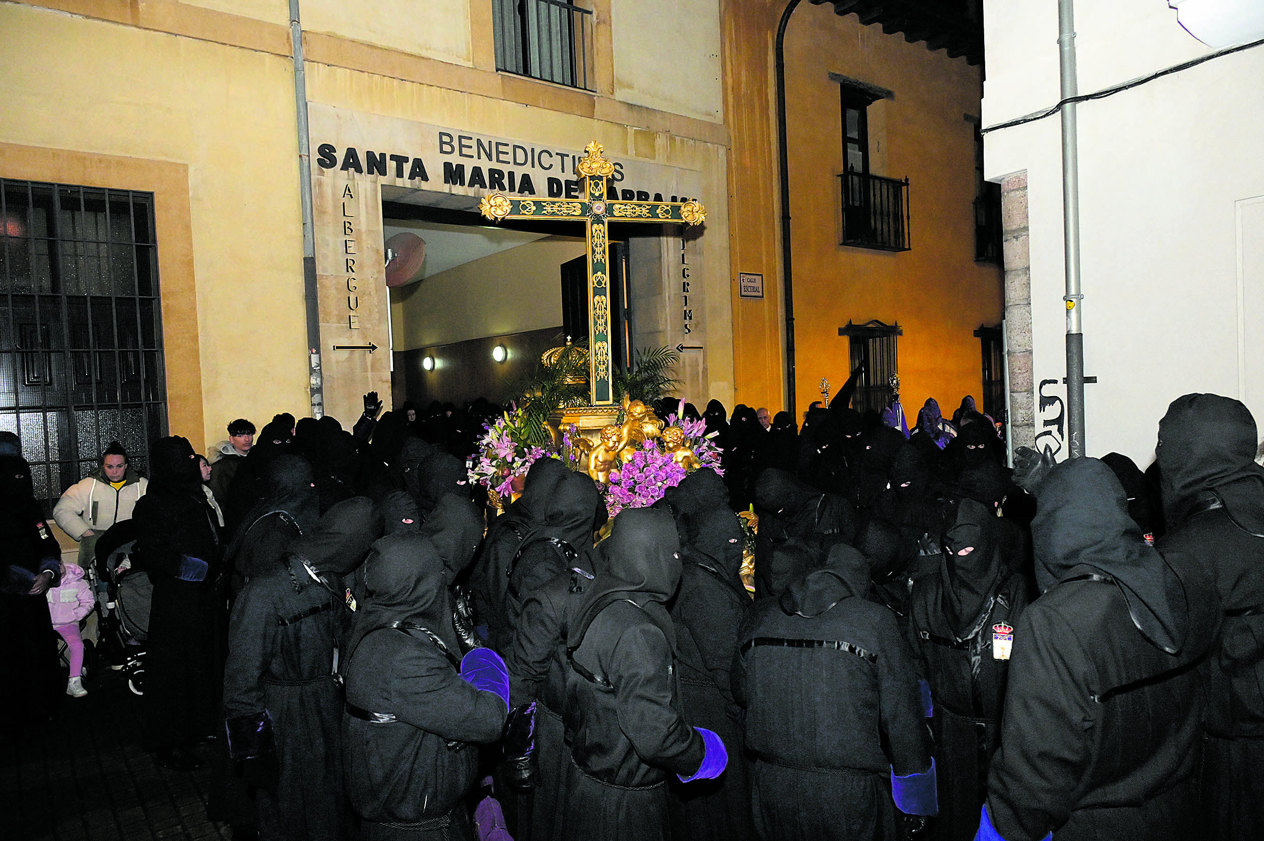 Salida del Lignum Crucis, titular de la Cofradía de Minerva, en la salida de la procesión desde las Carbajalas. | MAURICIO PEÑA