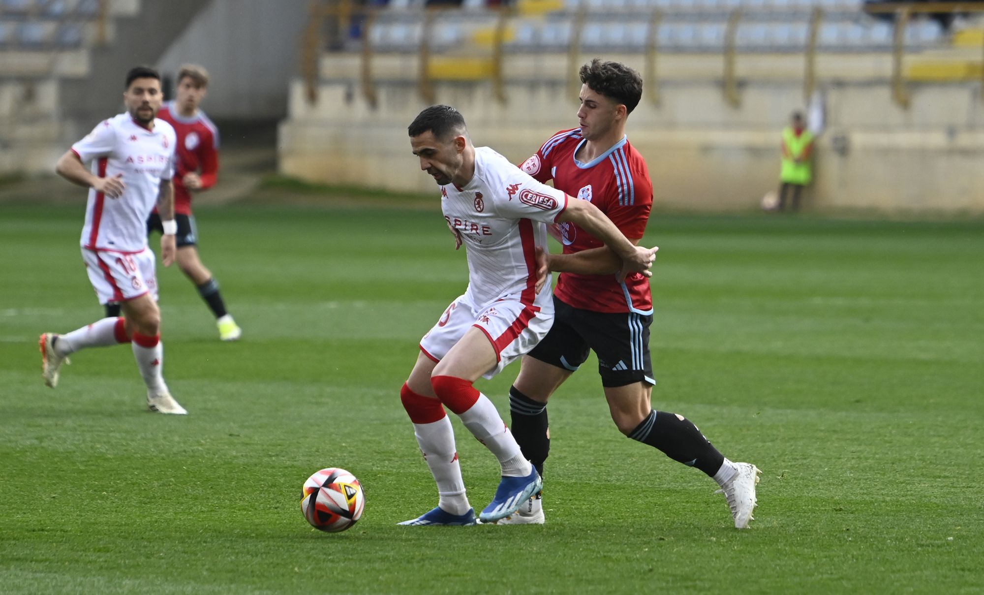 Fornos protege el balón ante el Celta B en el partido del año pasado. | SAÚL ARÉN