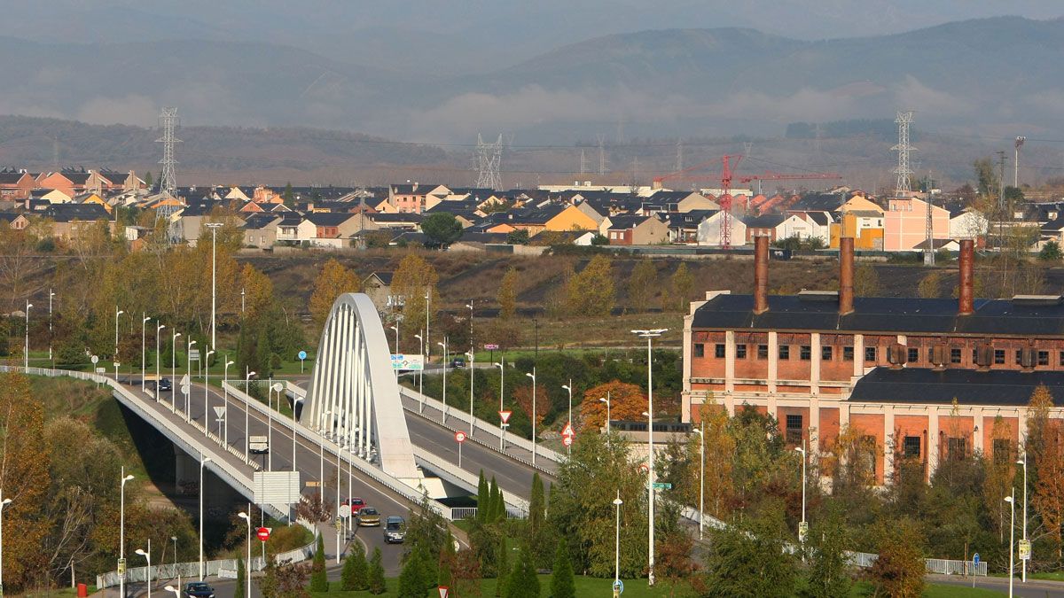 El 'Puente del Centenario' de Ponferrada, inaugurado en 2007. | CÉSAR SÁNCHEZ (ICAL)