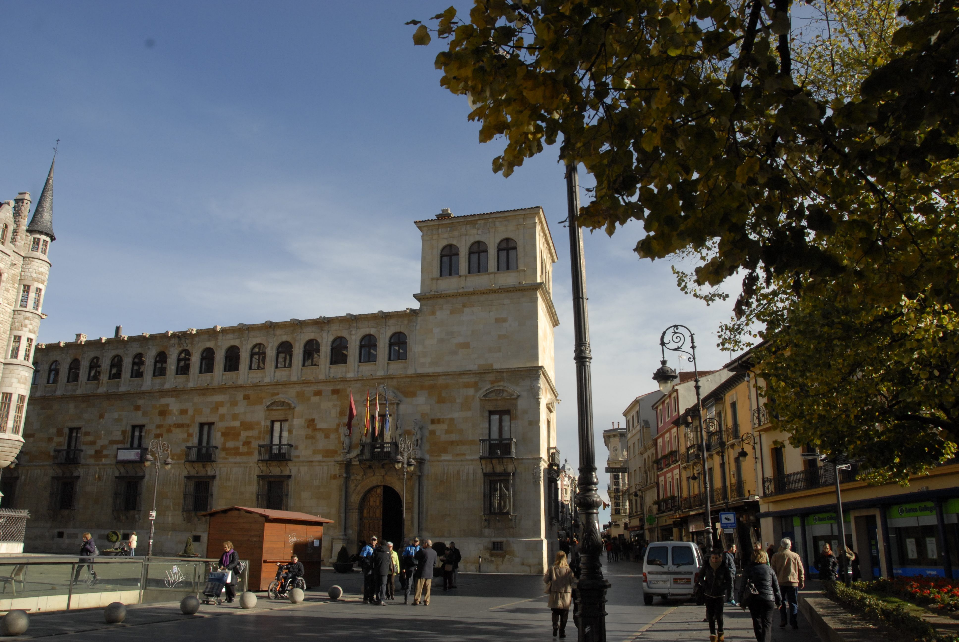 Imagen de archivo de la fachada de la sede de la Diputación de León. | MAURICIO PEÑA