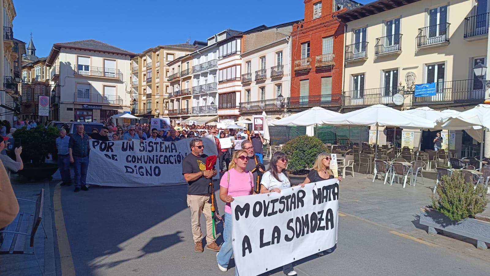 Manifestación por la telefonía en La Somoza.