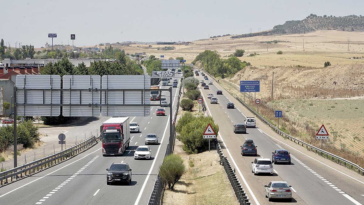 Imagen de archivo de una autovía en León. | ICAL