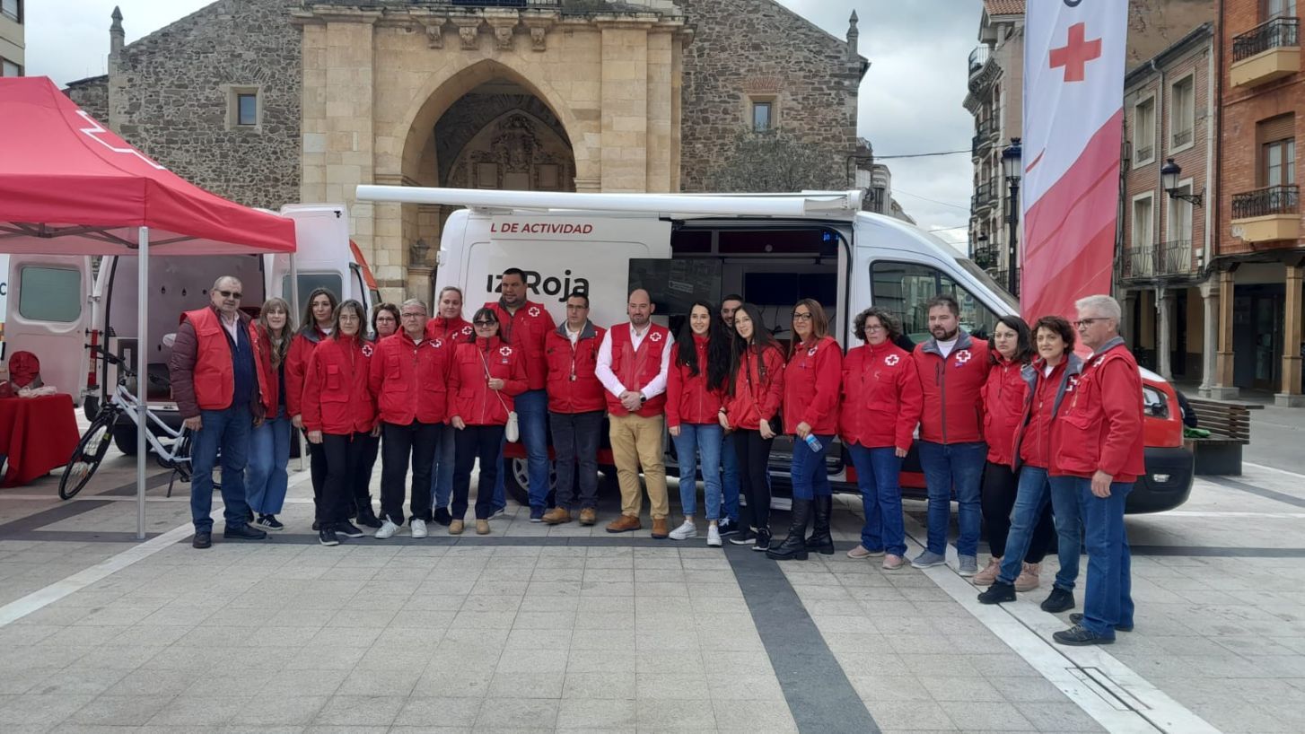 Voluntarios de Cruz Roja durante el acto de presentación del nuevo Equipo Erbe en La Bañeza. | ABAJO