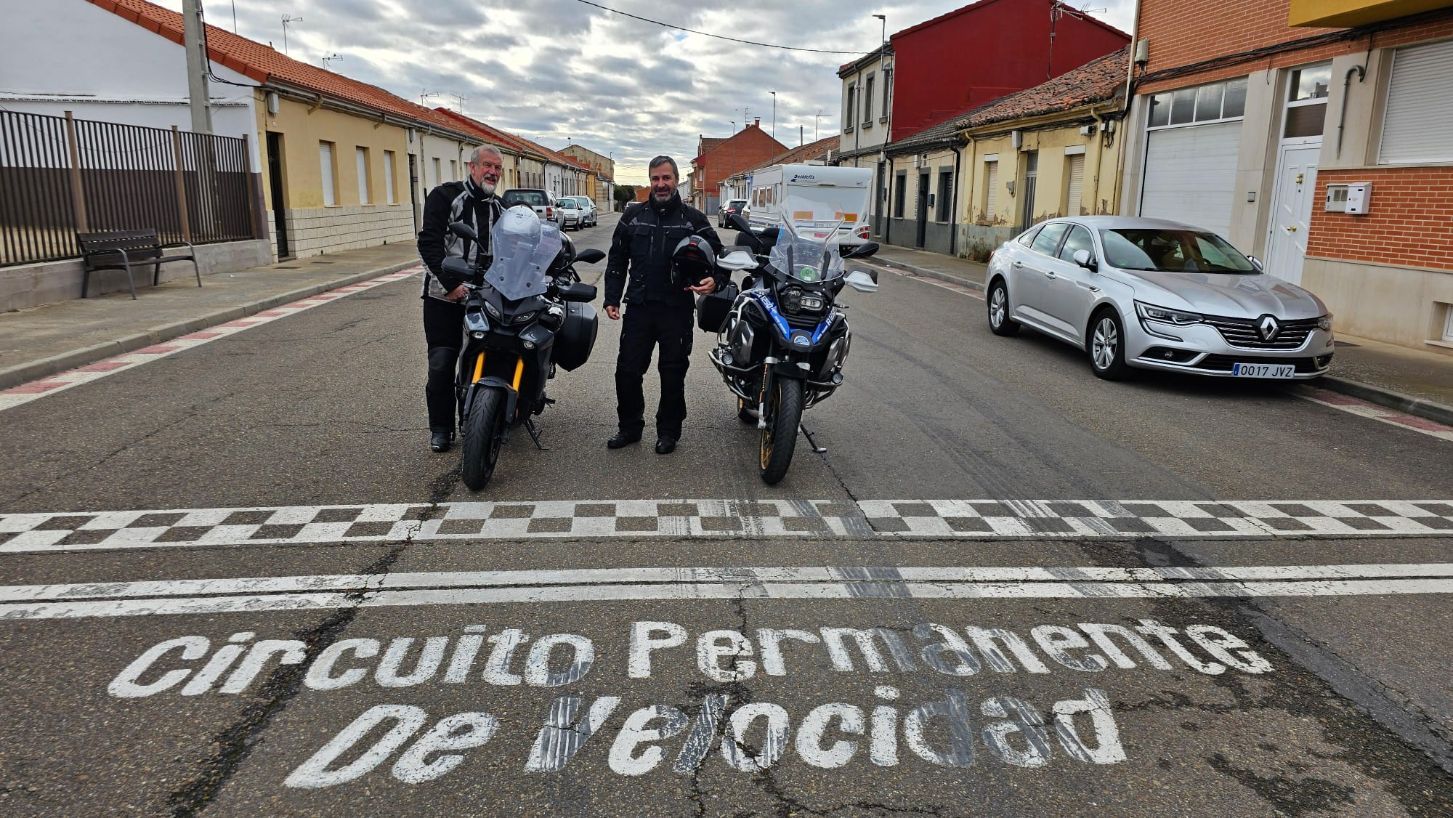 Ian Kerr y Quique Arenas visitan la zona de salida del Gran Premio. | ABAJO