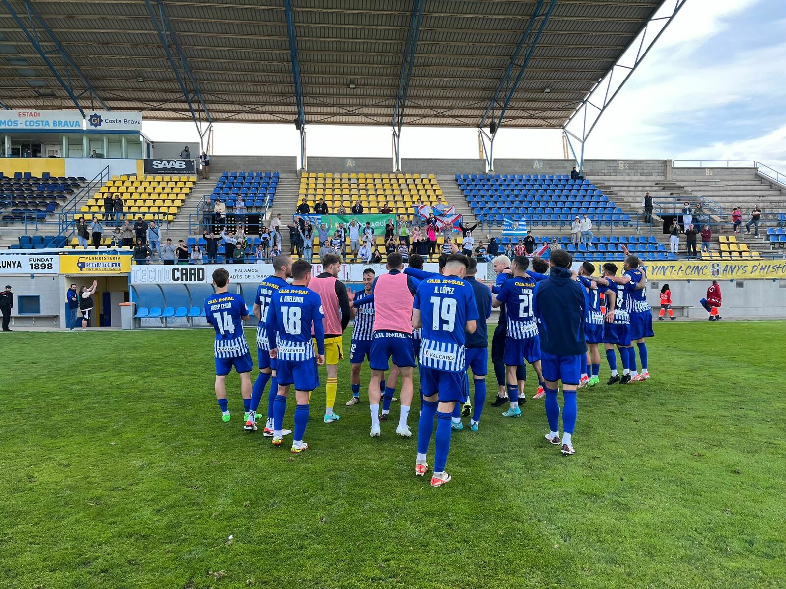 La Deportiva volvió a ganar con un gol agónico y pudo celebrar el triunfo con los pocos aficionados desplazados. | SDP