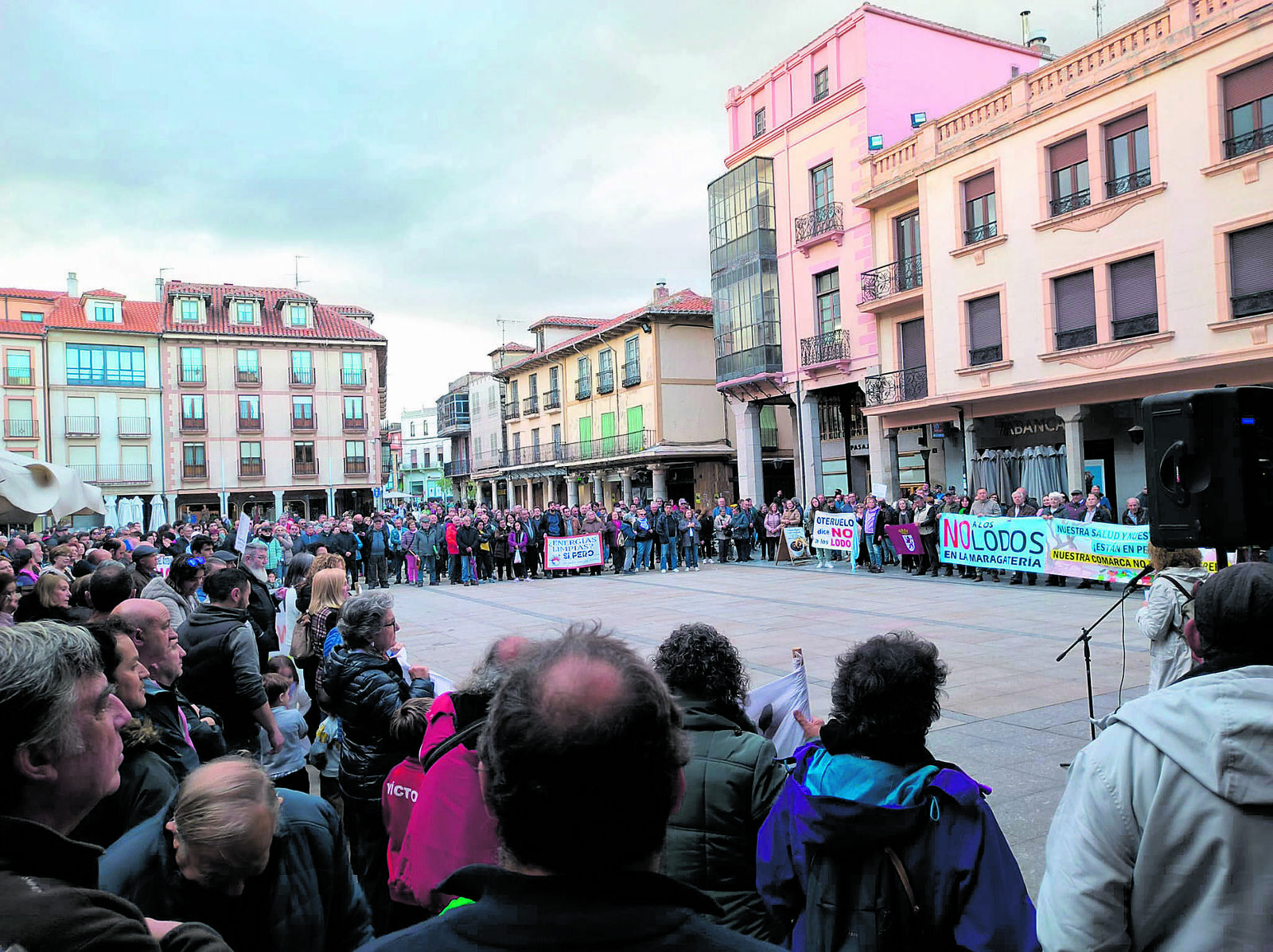 La Plaza Mayor de Astorga acogió una nueva concentración de vecinos de Maragatería que se oponen a la planta de lodos. | L.N.C.