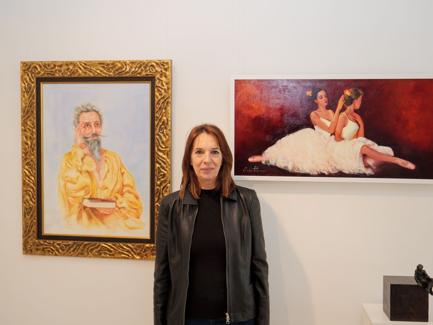 La artista Lucía Condés Pizarro entre dos cuadros representativos de la obra pictórica que ha traído a la galería Alemi. | VICENTE GARCÍA